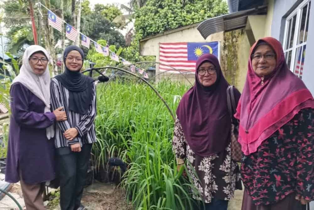 Orang ramai berkunjung ke rumah Hamson untuk melihat padi yang ditanam di dalam polibeg di Felda Air Tawar 3, Kota Tinggi.