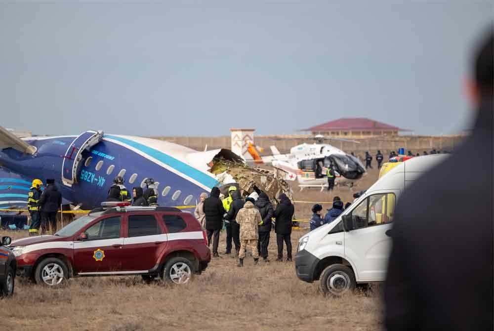 Pesawat Azerbaijan Airlines Penerbangan J2-8243 terhempas pada Rabu berhampiran bandar Aktau di Kazakhstan, menyebabkan 38 orang terbunuh. Foto Xinhua