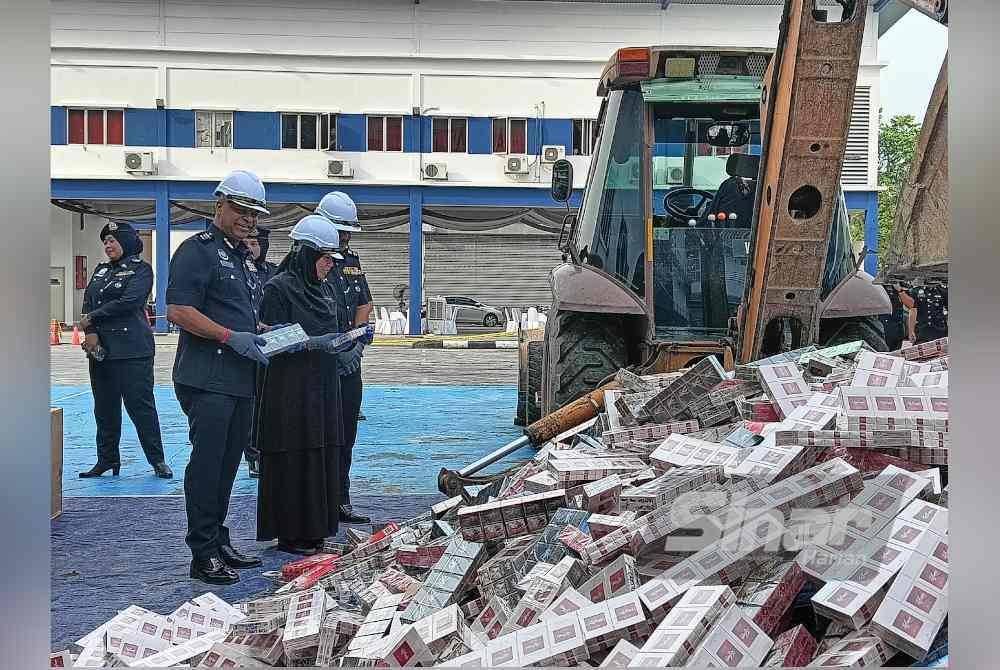 Anbalagan (kiri) bersama Noor Ruzilawati (tengah) melihat barang kes yang akan dilupuskan di IPD Serdang, Selangor pada Jumaat. FOTO SINAR HARIAN - HISYAMUDDIN AYUB.