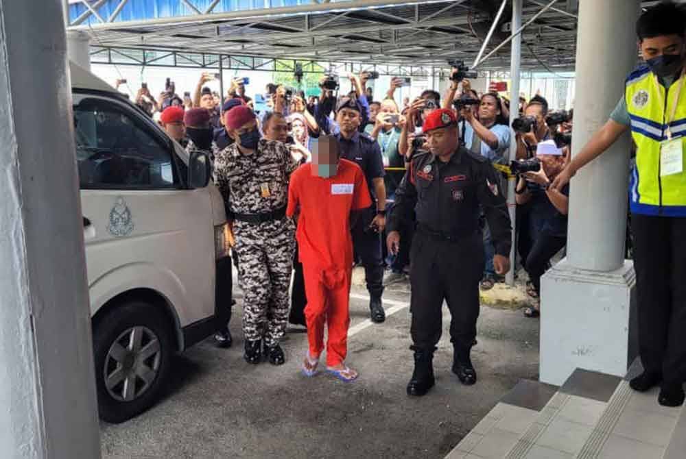 Seorang duda menjadi individu pertama di Terengganu yang akan menjalani hukuman enam sebatan di khalayak ramai kerana melakukan kesalahan khalwat berulang.