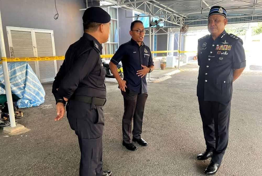 Azli (kanan) ketika meninjau pekarangan Masjid Al-Muktafi Billah Shah, Ladang di Kuala Terengganu yang menjadi lokasi hukuman sebatan syariah ke atas seorang pesalah khalwat pada Jumaat.