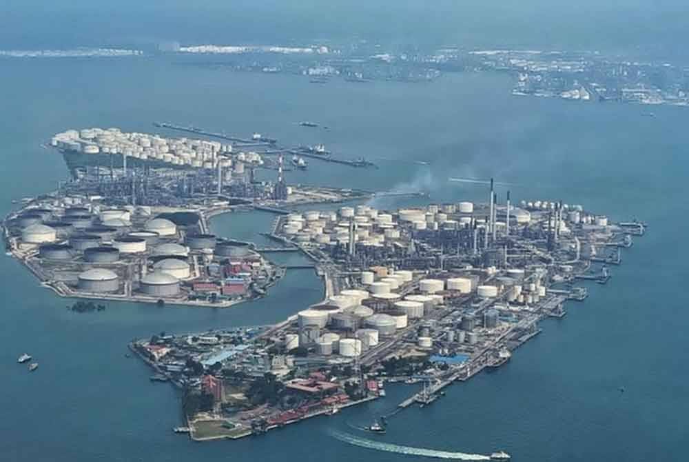 Shell menutup satu daripada unit pemprosesan minyak di Shell Energy and Chemicals Park di Pulau Bukom, Singapura, bagi membolehkan siasatan dilakukan ke atas kebocoran yang disyaki dalam sistem itu.