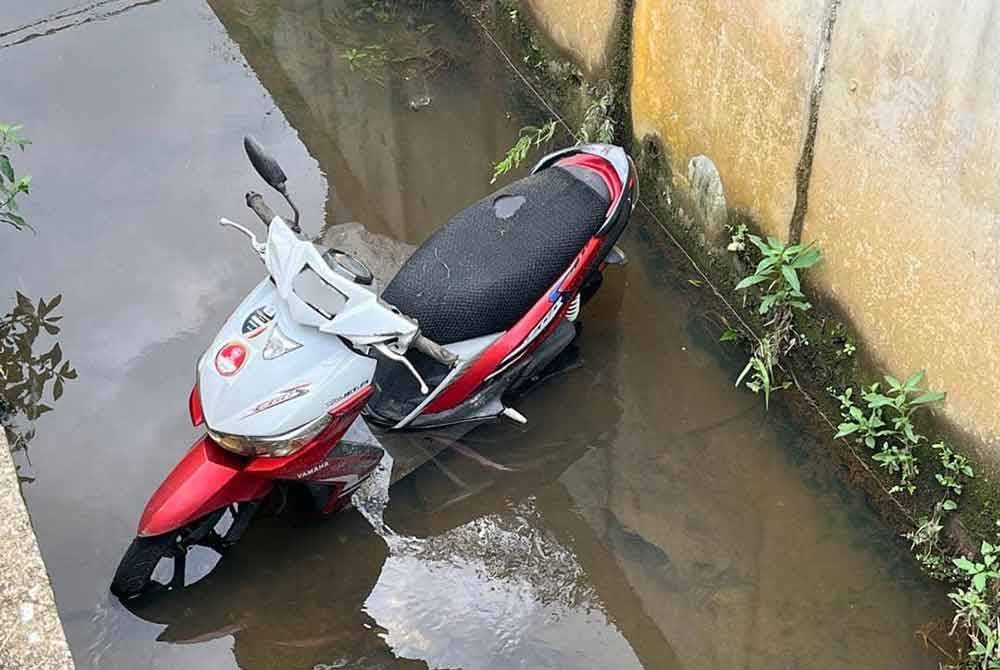 Motosikal berkenaan yang terbabas ke dalam parit - Foto IPD Kluang