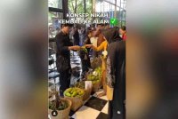 Tetamu diberikan buah-buahan atau sayur-sayuran sebagai buah tangan sebelum pulang ke rumah. Agensi