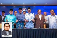 Perdana Menteri, Datuk Seri Anwar Ibrahim bergabung dengan (dari dari kiri) Ketua Menteri Sabah merangkap Pengerusi Gabungan Rakyat Sabah (GRS), Datuk Seri Hajiji Noor, Timbalan Perdana Menteri, Datuk Seri Dr Ahmad Zahid Hamidi, Premier Sarawak yang juga Pengerusi Gabungan Parti Sarawak, Tan Sri Dr Abang Johari Tun Openg dan Presiden Parti Warisan Sabah Datuk Seri Mohd Shafie Apdal (kanan) pada majlis menandatangani permuafakatan antara gabungan di bawah Kerajaan Perpaduan di Bangunan Perdana Putra. Foto Bernama