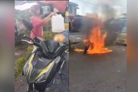 Video tular menunjukkan kejadian sebuah motosikal dibakar di Jalan Masjid Pokok Assam, pada Khamis.