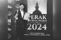 Allahyarham Nazirul Hakim ketika dianugerahkan Key Opinion Leader Of The Year Award oleh kerajaan Perak.