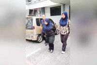 Tertuduh, Iman Qistina Sari, 20 (tengah) membuat pengakuan tidak bersalah sebaik pertuduhan dibacakan secara berasingan di hadapan Majistret Nurul Saqinah Rosli.