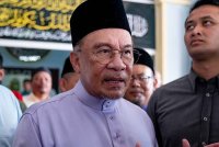 Perdana Menteri, Datuk Seri Anwar Ibrahim makan tengah hari di Restoran Kak Yan Nasi Campur di Kampung Padang Gaong dan seterusnya menunaikan solat Jumaat di Masjid Al Hana Kuah hari ini. Foto Pejabat Perdana Menteri