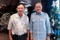 Anwar (kanan) bertemu Thaksin pada Khamis.