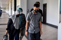 Amirul Iskandar Norhanizan, 22, didakwa dengan sengaja menyebabkan kecederaan terhadap Muhammad Salman Mohd Saiful Surash, 20, menggunakan seterika wap panas di ALK UPNM, Sungai Besi pada 11.45 malam, 22 Oktober lalu. Foto Bernama 