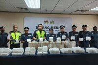 Norlela (tengah) bersama pegawai JKDM dan MAHB menunjukkan dadah jenis Methamphetamine yang dirampas di Zon Perdagangan Bebas KLIA pada 17 Disember lalu. Foto: HISYAMUDDIN AYUB