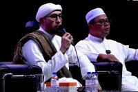 Amirudin (kanan) pada Festival Darul Ehsan Berselawat pada Jumaat.