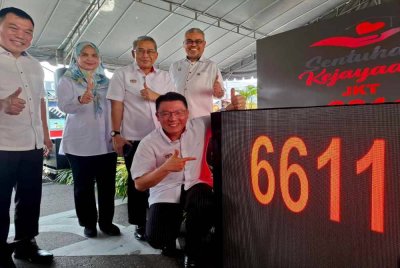 Kor Ming menunjukkan angka 6611 sebagai gimik jumlah projek yang berjaya dilaksanakan KPKT sepanjang tahun 2024.