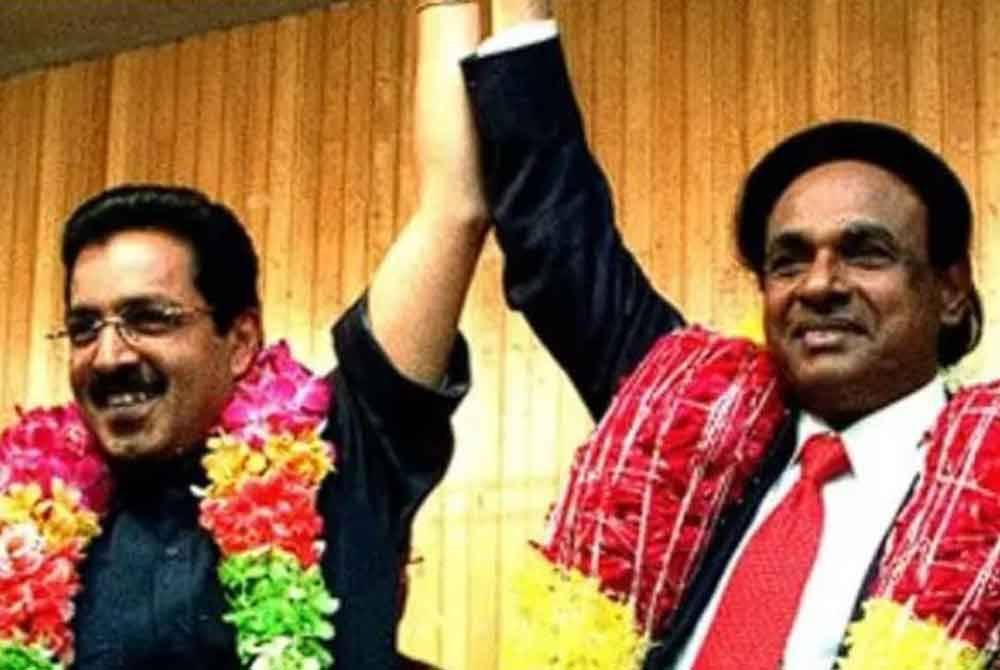 Subramaniam (kiri) bersama Samy Vellu.