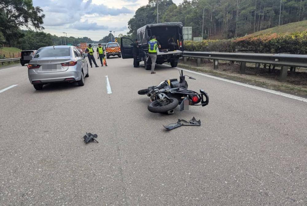 Kemalangan melibatkan motosikal jenis Honda RS150R dengan sebuah lori yang masih belum dikenal pasti. Foto IPD Kulai