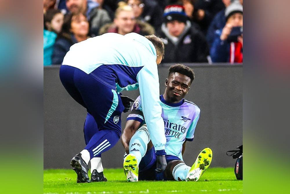 Saka ketika mengalami kecederaan semasa aksi liga di Selhurst Park. Foto Agensi