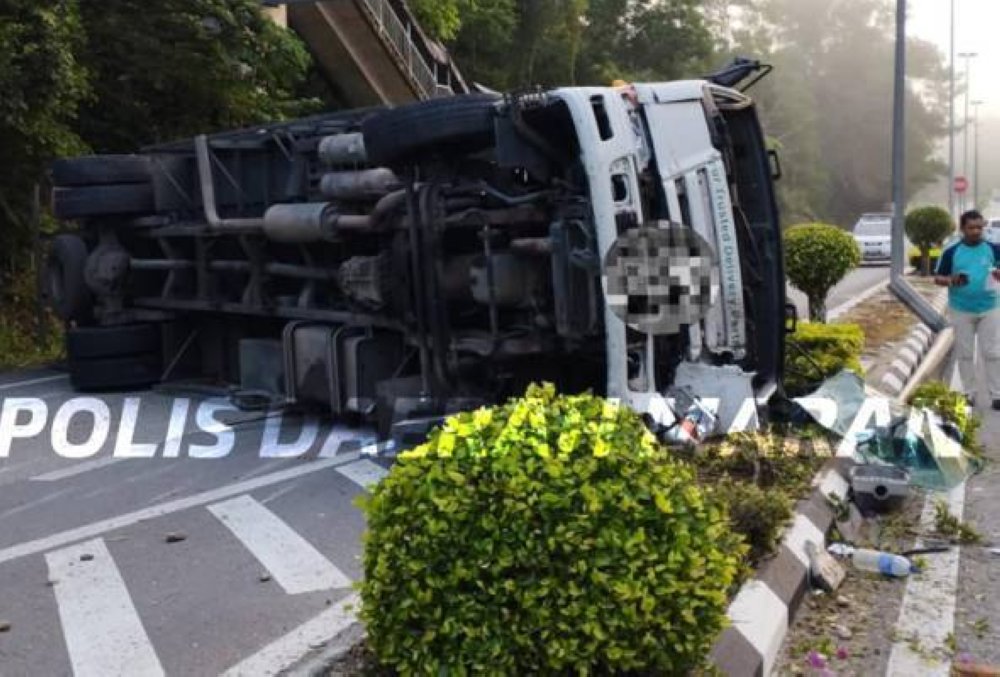 Sebuah lori kontena terbabas dan terbalik di Kilometer 74, Jalan Kuantan-Kuala Lumpur, di Maran. Foto Facebook Polis Daerah Maran