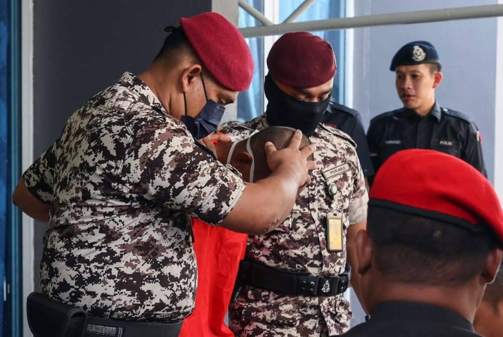 Mohd Affendi dibawa keluar selepas selesai menjalani hukuman sebat mengikut undang-undang syariah di khalayak ramai atas kesalahan khalwat berulang di Masjid Al-Muktafi Billah Shah pada Jumaat. Foto Bernama