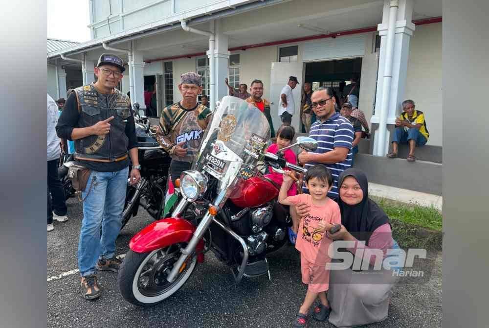 Orang ramai tidak melepaskan peluang merakam gambar bersama motosikal berkuasa tinggi.