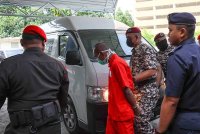 Buruh, Mohd Affendi Awang menjalani hukuman sebat syariah di khalayak ramai setelah melakukan kesalahan khalwat berulang. Foto Bernama