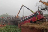 Sekurang-kurangnya lapan orang maut dan lebih 20 orang cedera selepas sebuah bas penumpang terbabas dan terjatuh dari jambatan pada Jumaat ketika hujan lebat di negeri Punjab, India utara.