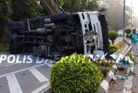 Sebuah lori kontena terbabas dan terbalik di Kilometer 74, Jalan Kuantan-Kuala Lumpur, di Maran. Foto Facebook Polis Daerah Maran