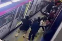 Tangkap layar video tular memaparkan kejadian pergaduhan tersebut di Stesen LRT Bandar Tasik Selatan, laluan Ampang-Sri Petaling.