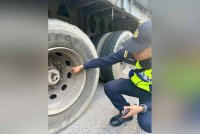 Anggota JPJ Selangor menunjukkan skru di tayar yang tidak cukup pada sebuah lori selepas ditahan untuk pemeriksaan di Kajang, Khamis lepas. Foto JPJ Selangor