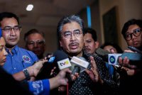 Johari (tengah) bercakap kepada media selepas merasmikan Mesyuarat Agung Tahunan ke-26 Persatuan Perdagang dan Pengusaha Melayu Malaysia pada Sabtu. Foto Bernama