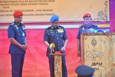 Al-Sultan Abdullah (tengah) berkenan melancarkan Majlis Pelancaran PKKI Pahang di Ibu Pejabat JBPM Pahang di Indera Mahkota pada Sabtu.