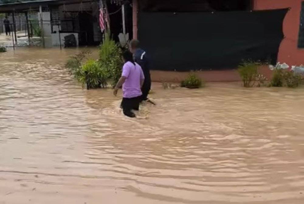 Banjir kilat melanda beberapa kawasan di Kampung Air Panas, Kerling susulan hujan lebat selama dua jam pada 24 Disember lalu.