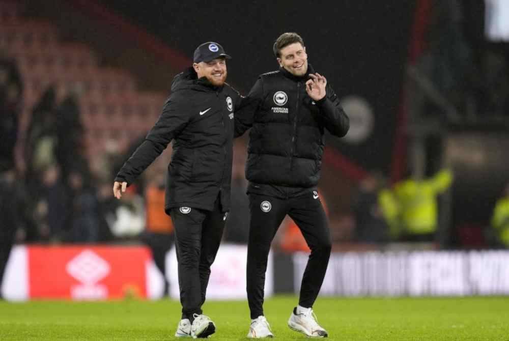 Hurzeler (kanan) mahu pemain-pemain Seagulls bawa keputusan positif dari Villa Park. Foto Agensi