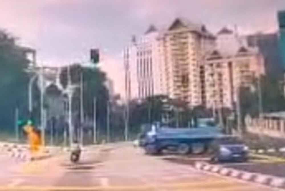 Satu video tular daripada rakaman papan pemuka menunjukkan sebuah lori mengundur secara tiba-tiba di Jalan Bukit Pantai, Kuala Lumpur pada Sabtu.