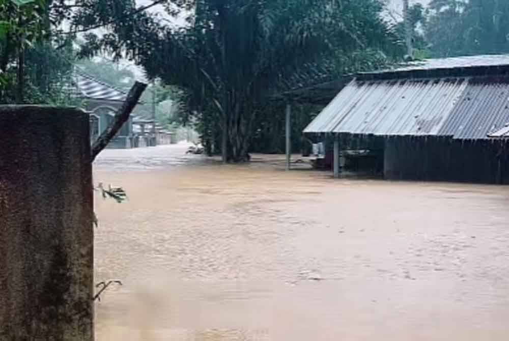 JPS meramalkan kemungkinan berlaku banjir di Kelantan dan Pahang selama dua hari bermula hari ini susulan amaran hujan berterusan. - Gambar hiasan