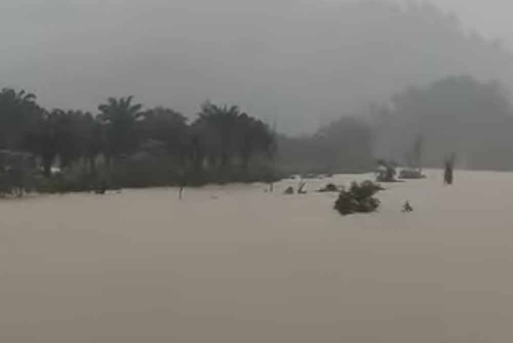 Hulu Terengganu menjadi daerah pertama dilanda banjir. Foto: orang awam