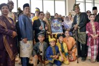 Ketua Pengarah Dewan Bahasa dan Pustaka, Dr Hazami Jahari (tiga, kiri) bergambar bersama barisan pelakon pada sidang media sempena Pementasan Purbawara Muzikal Sulalatus Salatin-Kemaharajaan Maritim Selat Melaka 2024 di Menara Dewan Bahasa dan Pustaka pada 20 November lepas. Foto Bernama