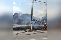 Anggota bomba melakukan operasi pemadaman kebakaran membabitkan lima rumah kedai di Simpang Dua Pekan Gurney dekat Sitiawan pada Sabtu. Foto Bomba Perak