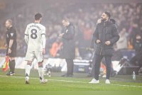 Fernandes (kiri) selepas dilayangkan kad merah ketika United berdepan Wolverhampton di Stadium Molineux. Foto Agensi