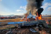 Sebuah pesawat penumpang Korea Selatan tergelincir dari landasan dan melanggar pagar di sebuah lapangan terbang di bandar Muan, barat daya negara itu. Foto Agensi