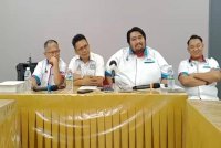 Peto (dua dari kiri) dan Razeef (dua dari kanan) dalam sidang akhbar di Kota Kinabalu.