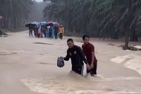 Arus deras di Kampung Keroh, Kuala Krai berikutan air sungai melimpah akibat hujan lebat bermula awal pagi Sabtu.