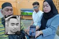 Norashikin (kanan) dan adiknya, Norhakim bersama-sama bapa mereka, Mohammad (kiri), menunjukkan gambar arwah Shakirin semasa di bilik mayat Hospital Sultanah Aminah (HSA) Johor Bahru pada Ahad. Gambar kecil: SHAKIRIN