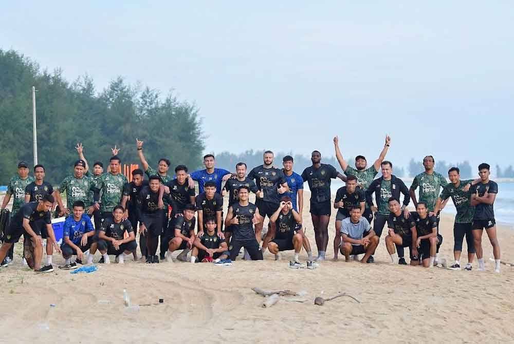 Badrul Afzan dan pemain-pemain Terengganu FC selepas sesi latihan di Pantai Teluk Ketapang, Seberang Takir, Kuala Nerus. Foto: Terengganu FC