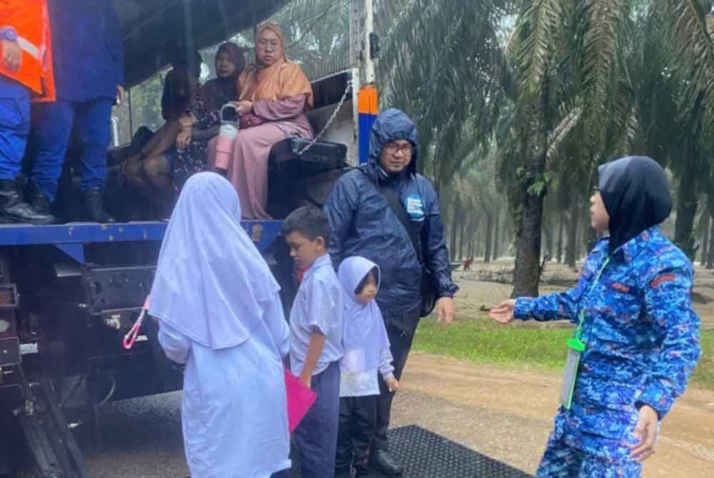 Mangsa banjir turut melibatkan kanak-kanak yang tamat sesi persekolahan di Tanah Merah pada Ahad.