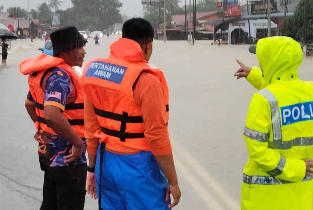 Banjir yang melanda Kelantan sejak semalam mengakibatkan dua kejadian tanah runtuh dan dua jalan utama terputus di jajahan Machang. Foto APM