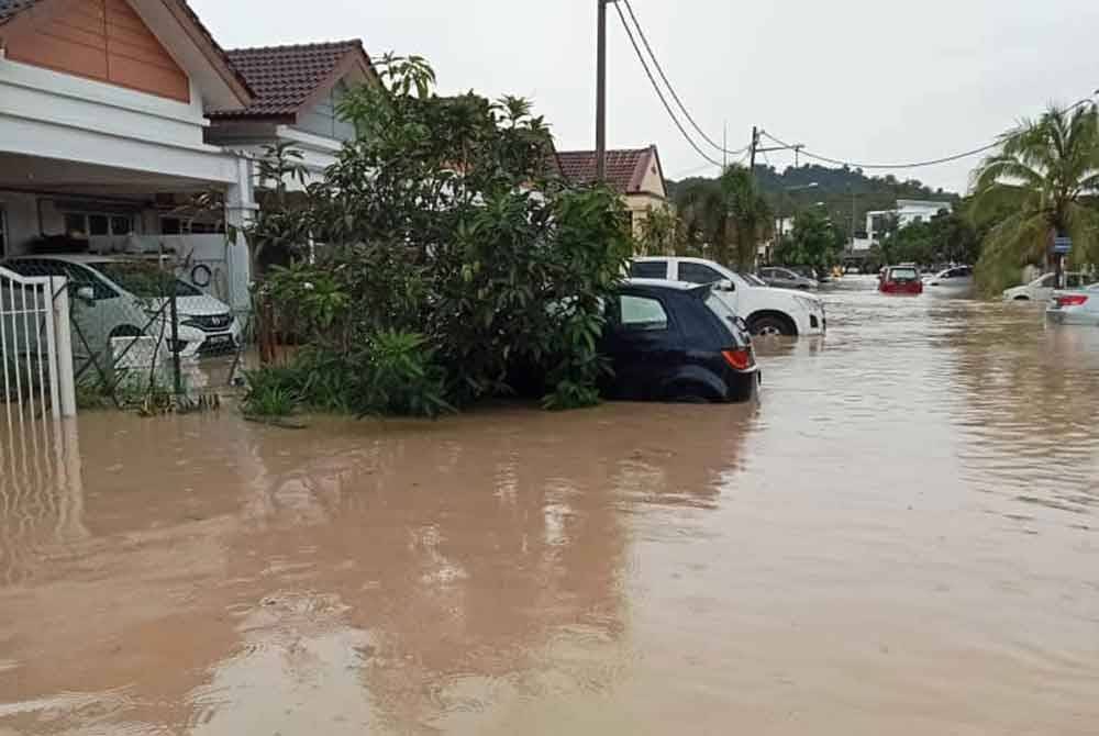 Lebih 50 rumah terjejas akibat insiden benteng takungan air pecah di Taman Seri Alam, Saujana Utama pada Ahad. Foto Pusat Khidmat Rakyat Parlimen Sungai Buloh