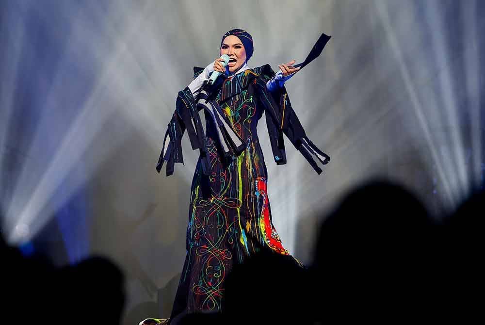 Aina sekali lagi berjaya mengubah pentas menjadi kanvas magis dengan alunan vokal menusuk kalbu serta visual futuristik yang memukau dalam konsert jelajah album Imaji di Zepp Kuala Lumpur, baru-baru ini. Foto Bernama
Memulakan persembahan dengan lagu &#039;Imaji&#039; dan &#039;Kejam&#039;, kelunakan suara Nurul Aina Abdul Ghani, 31, dilihat tidak mengambil masa lama untuk &#039;merasuk&#039; kira-kira 1,500 penonton yang hadir dalam konsert jelajahnya itu.
Sorakan dan teriakan "I love you Aina” tidak putus-putus kedengaran dari ruang tempat duduk penonton yang menyatakan sokongan kepada penyanyi kesayangan mereka sepanjang dua jam setengah persembahan berlangsung.