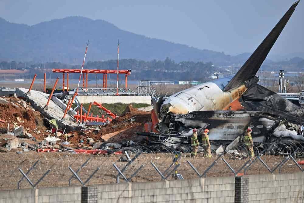 Pesawat disyaki mengalami kegagalan gear pendaratan dilaporkan mendarat tanpa roda, menyebabkan ia tergelincir daripada landasan dan melanggar dinding pagar luar landasan. Foto Xinhua