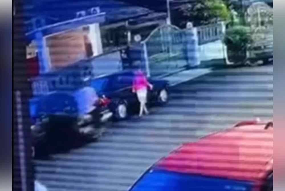 Rakaman CCTV menunjukkan Foong Mei sedang berjalan ke kedai di kawasan kejiranan di Jalan Limau Manis sebelum seorang penunggang motosikal meragut beg tangannya.